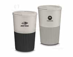 Copo plástico com parede dupla, fabricado com uma combinação de fibra de trigo e plástico. Possui capacidade de 400ml e tampa rosqueável, garantindo maior praticidade e conservação da bebida. Design sustentável e funcional.