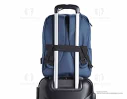 Mochila de nylon 27 litros com três compartimentos, sendo o principal com bolso para notebook 15.6 polegadas. Com divisórias internas para acessórios, bolso lateral, alça para engate em malas de viagem e suporte externo usb.