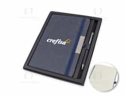 Kit composto por caderno de anotações e caneta metálica. O caderno, com capa dura, é feito de PET reciclado e contém 80 folhas pautadas, proporcionando uma opção sustentável e prática para o dia a dia. A caneta metálica completa o conjunto com elegância e funcionalidade.