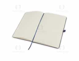 Kit composto por caderno de anotações e caneta metálica. O caderno, com capa dura, é feito de PET reciclado e contém 80 folhas pautadas, proporcionando uma opção sustentável e prática para o dia a dia. A caneta metálica completa o conjunto com elegância e funcionalidade.