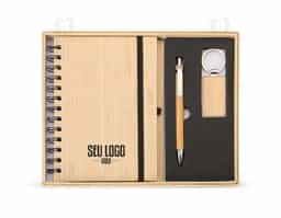 Kit composto por 3 peças: sendo uma caderneta de bambu com capa dura, contendo aproximadamente 70 folhas brancas pautadas, uma caneta de bambu com clipe metálico e um chaveiro de bambu com detalhe em metal. Item perfeito para quem busca elegância, sustentabilidade e o toque natural que só o bambu proporciona.