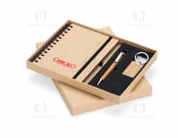 Kit composto por 3 peças: sendo uma caderneta de bambu com capa dura, contendo aproximadamente 70 folhas brancas pautadas, uma caneta de bambu com clipe metálico e um chaveiro de bambu com detalhe em metal. Item perfeito para quem busca elegância, sustentabilidade e o toque natural que só o bambu proporciona.