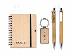 Kit composto por 3 peças: sendo uma caderneta de bambu com capa dura, contendo aproximadamente 70 folhas brancas pautadas, uma caneta de bambu com clipe metálico e um chaveiro de bambu com detalhe em metal. Item perfeito para quem busca elegância, sustentabilidade e o toque natural que só o bambu proporciona.