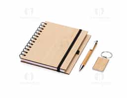 Kit composto por 3 peças: sendo uma caderneta de bambu com capa dura, contendo aproximadamente 70 folhas brancas pautadas, uma caneta de bambu com clipe metálico e um chaveiro de bambu com detalhe em metal. Item perfeito para quem busca elegância, sustentabilidade e o toque natural que só o bambu proporciona.
