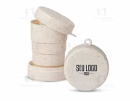 "Copo retrátil de 200ml feito em fibra de arroz, sustentável e compacto. Ideal para levar na bolsa ou mochila, perfeito para o dia a dia. Possui um prático porta comprimidos integrado, facilitando o transporte de medicamentos ou suplementos. Design moderno e ecológico, ideal para quem busca praticidade e consciência ambiental. Fácil de limpar, resistente e reutilizável. Uma escolha inteligente para sua rotina
