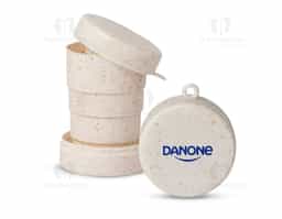 "Copo retrátil de 200ml feito em fibra de arroz, sustentável e compacto. Ideal para levar na bolsa ou mochila, perfeito para o dia a dia. Possui um prático porta comprimidos integrado, facilitando o transporte de medicamentos ou suplementos. Design moderno e ecológico, ideal para quem busca praticidade e consciência ambiental. Fácil de limpar, resistente e reutilizável. Uma escolha inteligente para sua rotina