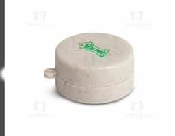 "Copo retrátil de 200ml feito em fibra de arroz, sustentável e compacto. Ideal para levar na bolsa ou mochila, perfeito para o dia a dia. Possui um prático porta comprimidos integrado, facilitando o transporte de medicamentos ou suplementos. Design moderno e ecológico, ideal para quem busca praticidade e consciência ambiental. Fácil de limpar, resistente e reutilizável. Uma escolha inteligente para sua rotina