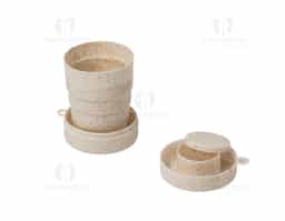 "Copo retrátil de 200ml feito em fibra de arroz, sustentável e compacto. Ideal para levar na bolsa ou mochila, perfeito para o dia a dia. Possui um prático porta comprimidos integrado, facilitando o transporte de medicamentos ou suplementos. Design moderno e ecológico, ideal para quem busca praticidade e consciência ambiental. Fácil de limpar, resistente e reutilizável. Uma escolha inteligente para sua rotina