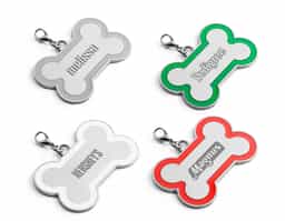 Este chaveiro em formato de osso é decorado com linha colorida ao redor, oferecendo um toque personalizado. É uma opção prática e charmosa para identificar o seu animal de estimação, além de ser fácil de prender à coleira, garantindo mais segurança e estilo para o dia a dia do seu pet.
