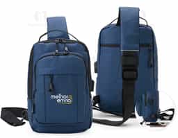 Mochila de ombro 7L em couro sintético, resistente à água, com 4 compartimentos, bolso para tablet, entrada USB e alça refletiva. Estilo casual e organização para o dia a dia!  