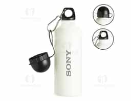 Squeeze de alumínio com capacidade de 500ml, possui acabamento especial para sublimação. Acompanha tampa rosqueável e um segundo bico com mosquetão para facilitar o transporte. Produto não térmico, ideal para uso diário.