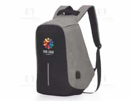 Mochila anti-furto de poliéster. Pensando na segurança do usuário foi confeccionado o compartimento principal na área traseira, impossibilitando a abertura do produto mesmo com a mochila na costa do usuário. Possui dispositivo com entrada USB na parte externa com cabo USB acoplado internamente; permitindo a conexão de um carregador portátil na área interna e a conexão de um eletrônico na área externa, viabilizando a carga e utilização do eletrônico enquanto caminha. Área interna do compartimento principal: bolso para notebook de 15,6 polegadas, bolso para tablet, quatro bolsos para acessórios, possui nas laterais internas sistema de velcro, maximizando a segurança da mochila. Parte frontal com faixa refletiva, alças para as costas ajustáveis revestidas com espuma para um maior conforto sendo uma delas com bolso de zíper, alça para mãos e alça horizontal para encaixe em malas de viagem.