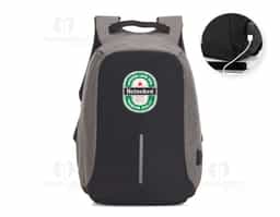 Mochila anti-furto de poliéster. Pensando na segurança do usuário foi confeccionado o compartimento principal na área traseira, impossibilitando a abertura do produto mesmo com a mochila na costa do usuário. Possui dispositivo com entrada USB na parte externa com cabo USB acoplado internamente; permitindo a conexão de um carregador portátil na área interna e a conexão de um eletrônico na área externa, viabilizando a carga e utilização do eletrônico enquanto caminha. Área interna do compartimento principal: bolso para notebook de 15,6 polegadas, bolso para tablet, quatro bolsos para acessórios, possui nas laterais internas sistema de velcro, maximizando a segurança da mochila. Parte frontal com faixa refletiva, alças para as costas ajustáveis revestidas com espuma para um maior conforto sendo uma delas com bolso de zíper, alça para mãos e alça horizontal para encaixe em malas de viagem.