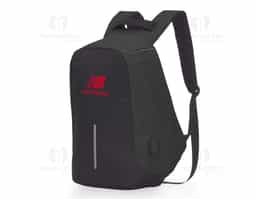 Mochila anti-furto de poliéster. Pensando na segurança do usuário foi confeccionado o compartimento principal na área traseira, impossibilitando a abertura do produto mesmo com a mochila na costa do usuário. Possui dispositivo com entrada USB na parte externa com cabo USB acoplado internamente; permitindo a conexão de um carregador portátil na área interna e a conexão de um eletrônico na área externa, viabilizando a carga e utilização do eletrônico enquanto caminha. Área interna do compartimento principal: bolso para notebook de 15,6 polegadas, bolso para tablet, quatro bolsos para acessórios, possui nas laterais internas sistema de velcro, maximizando a segurança da mochila. Parte frontal com faixa refletiva, alças para as costas ajustáveis revestidas com espuma para um maior conforto sendo uma delas com bolso de zíper, alça para mãos e alça horizontal para encaixe em malas de viagem.