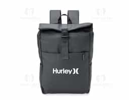 Design funcional e resistente! A mochila de poliuretano impermeável de 23 litros é a escolha ideal para quem busca segurança no transporte de itens. Com três compartimentos, sendo o principal com bolso interno, fechamento em velcro e fivela, além de um compartimento traseiro no estilo antifurto, esta mochila oferece organização e proteção para os pertences. Conta também com dois bolsos laterais de fácil acesso, alça para engate em malas de viagem, alça de mão e alças para costas ajustáveis com revestimento espumado, garantindo conforto durante o uso.