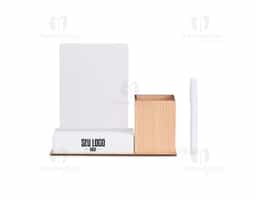 Quadro de mensagens em LED com estrutura plástica, base em MDF e porta-caneta integrado. Ideal para anotações rápidas, funciona por conexão USB (fonte não inclusa) ou com 3 pilhas AAA. Acompanha caneta com carga de giz líquido, que permite escrita clara e fácil remoção com pano ou papel, sendo prático e estável para uso cotidiano.