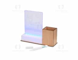 Quadro de mensagens em LED com estrutura plástica, base em MDF e porta-caneta integrado. Ideal para anotações rápidas, funciona por conexão USB (fonte não inclusa) ou com 3 pilhas AAA. Acompanha caneta com carga de giz líquido, que permite escrita clara e fácil remoção com pano ou papel, sendo prático e estável para uso cotidiano.