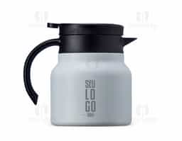 Chaleira térmica de 750 ml em inox, com infusor, display LED e termômetro digital na tampa para indicar a temperatura do líquido. Conta com base antiderrapante, alça ergonômica e tampa plástica com alavanca de acionamento, oferecendo praticidade e controle de temperatura.