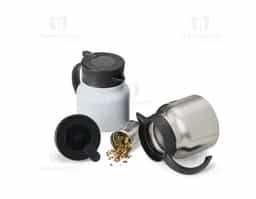 Chaleira térmica de 750 ml em inox, com infusor, display LED e termômetro digital na tampa para indicar a temperatura do líquido. Conta com base antiderrapante, alça ergonômica e tampa plástica com alavanca de acionamento, oferecendo praticidade e controle de temperatura.