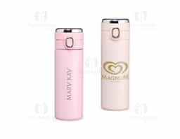 Garrafa térmica em inox 304 com parede dupla, com capacidade de 400ml. Possui tampa com botão de acionamento e área superior para personalização, além de película protetora para evitar arranhões.