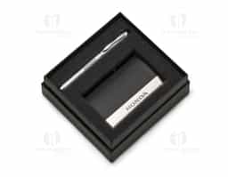 Kit executivo com 2 peças em estojo preto de papelão revestido com espuma interna. Possui uma caneta metal esfero laser e lanterna, clip metal e ao lado desenhos indicativos referente as funções, contém dois anéis prata, sendo o primeiro ao desrosquear fica o compartimento das baterias(acompanha 3 baterias CNB G3A) e o segundo anel é uma tampa com ponta touch, basta puxá-la para utilizar a caneta esfero. Porta cartão em couro sintético com detalhes em metal espelhado, parte interna revestida com veludo.