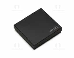 Kit executivo com 2 peças em estojo preto de papelão revestido com espuma interna. Possui uma caneta metal esfero laser e lanterna, clip metal e ao lado desenhos indicativos referente as funções, contém dois anéis prata, sendo o primeiro ao desrosquear fica o compartimento das baterias(acompanha 3 baterias CNB G3A) e o segundo anel é uma tampa com ponta touch, basta puxá-la para utilizar a caneta esfero. Porta cartão em couro sintético com detalhes em metal espelhado, parte interna revestida com veludo.