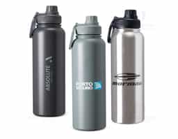 Garrafa térmica de inox com capacidade de até 1,2 litro. Possui pintura eletrostática durável, parede dupla com isolamento a vácuo e tampa rosqueável, que ajudam a conservar a temperatura e evitar vazamentos. Acompanha alça circular magnética compatível com iPhones da Apple.