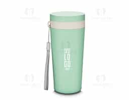 Copo plástico com parede dupla, produzido com fibra de trigo e plástico, com capacidade de 300ml, alça para transporte e tampa rosqueável.