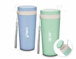 Copo plástico com parede dupla, produzido com fibra de trigo e plástico, com capacidade de 300ml, alça para transporte e tampa rosqueável.