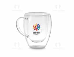 Caneca de vidro borossilicato com parede dupla, resistente a choques térmicos. Design elegante que mantém a temperatura da bebida por mais tempo, sem queimar as mãos. Ideal para bebidas quentes ou frias, possui capacidade de até 350ml. Transparente, moderna e perfeita para uso no dia a dia ou como brinde corporativo.