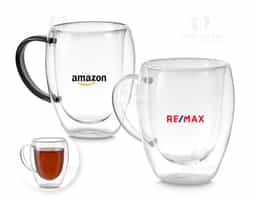 Caneca de vidro borossilicato com parede dupla, resistente a choques térmicos. Design elegante que mantém a temperatura da bebida por mais tempo, sem queimar as mãos. Ideal para bebidas quentes ou frias, possui capacidade de até 350ml. Transparente, moderna e perfeita para uso no dia a dia ou como brinde corporativo.