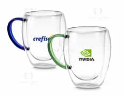Caneca de vidro borossilicato com parede dupla, resistente a choques térmicos. Design elegante que mantém a temperatura da bebida por mais tempo, sem queimar as mãos. Ideal para bebidas quentes ou frias, possui capacidade de até 350ml. Transparente, moderna e perfeita para uso no dia a dia ou como brinde corporativo.