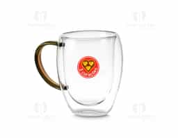 Caneca de vidro borossilicato com parede dupla, resistente a choques térmicos. Design elegante que mantém a temperatura da bebida por mais tempo, sem queimar as mãos. Ideal para bebidas quentes ou frias, possui capacidade de até 350ml. Transparente, moderna e perfeita para uso no dia a dia ou como brinde corporativo.