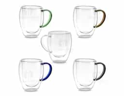 Caneca de vidro borossilicato com parede dupla, resistente a choques térmicos. Design elegante que mantém a temperatura da bebida por mais tempo, sem queimar as mãos. Ideal para bebidas quentes ou frias, possui capacidade de até 350ml. Transparente, moderna e perfeita para uso no dia a dia ou como brinde corporativo.