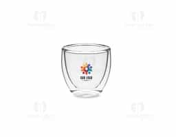Conjunto com 2 copos de vidro borossilicato com parede dupla, que mantém a temperatura da bebida por mais tempo e evita queimar as mãos. Ideais para café, espresso e bebidas quentes ou frias. Cada copo tem capacidade de até 80ml. Design moderno, resistente a choques térmicos e perfeito para uso diário ou como brinde sofisticado.