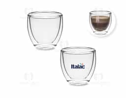 Conjunto com 2 copos de vidro borossilicato com parede dupla, que mantém a temperatura da bebida por mais tempo e evita queimar as mãos. Ideais para café, espresso e bebidas quentes ou frias. Cada copo tem capacidade de até 80ml. Design moderno, resistente a choques térmicos e perfeito para uso diário ou como brinde sofisticado.