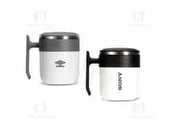 Caneca com design modero, feita em inox e capacidade de até 350ml. Ela possui revestimento externo, alça e tampa de encaixe em plástico, além da base emborrachada antiderrapante para oferecer mais segurança durante seu uso.