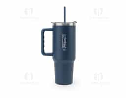 Copo de viagem com grande capacidade (até 1300 mL), fabricado em aço inox 91% reciclado, com parede dupla e isolamento a vácuo. Possui acabamento fosco, tampa com abertura para canudo e orifício para uso direto com fechamento, além de alça lateral que facilita o transporte em atividades diárias ou ao ar livre.