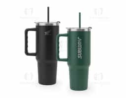 Copo de viagem com grande capacidade (até 1300 mL), fabricado em aço inox 91% reciclado, com parede dupla e isolamento a vácuo. Possui acabamento fosco, tampa com abertura para canudo e orifício para uso direto com fechamento, além de alça lateral que facilita o transporte em atividades diárias ou ao ar livre.