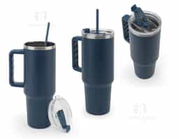 Copo de viagem com grande capacidade (até 1300 mL), fabricado em aço inox 91% reciclado, com parede dupla e isolamento a vácuo. Possui acabamento fosco, tampa com abertura para canudo e orifício para uso direto com fechamento, além de alça lateral que facilita o transporte em atividades diárias ou ao ar livre.