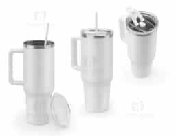 Copo de viagem com grande capacidade (até 1300 mL), fabricado em aço inox 91% reciclado, com parede dupla e isolamento a vácuo. Possui acabamento fosco, tampa com abertura para canudo e orifício para uso direto com fechamento, além de alça lateral que facilita o transporte em atividades diárias ou ao ar livre.