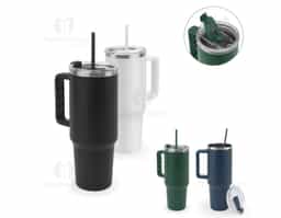 Copo de viagem com grande capacidade (até 1300 mL), fabricado em aço inox 91% reciclado, com parede dupla e isolamento a vácuo. Possui acabamento fosco, tampa com abertura para canudo e orifício para uso direto com fechamento, além de alça lateral que facilita o transporte em atividades diárias ou ao ar livre.