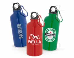 Squeeze esportiva com capacidade de até 560 mL, fabricada em aço inox de parede simples e acabamento brilhante. Possui tampa com mosquetão integrado, permitindo fácil transporte ou fixação em mochilas e bolsas. Ideal para uso em atividades físicas ou ao ar livre.