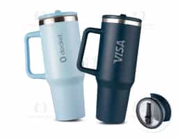 A caneca térmica perfeita para quem busca praticidade e qualidade em um só produto. Com capacidade de 1,2 litros, ela é fabricada em inox 304 com parede dupla, garantindo que a bebida permaneça na temperatura ideal por muito mais tempo. Sua tampa acrílica rosqueável com bico flexível integrado proporciona facilidade no uso com o canudo, enquanto o pegador plástico oferece segurança no manuseio. Acompanha um canudo prático para completar a experiência. Um item indispensável para o dia a dia que une funcionalidade e design moderno.