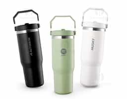 Copo térmico em inox com capacidade de até 800 mL. Possui parede dupla para isolamento térmico, tampa plástica rosqueável com vedação a vácuo, alça fixa em inox com camada plástica e bico flexível. Acompanha canudo plástico para encaixe interno, ideal para uso prático no dia a dia.