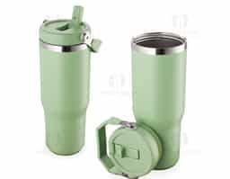 Copo térmico em inox com capacidade de até 800 mL. Possui parede dupla para isolamento térmico, tampa plástica rosqueável com vedação a vácuo, alça fixa em inox com camada plástica e bico flexível. Acompanha canudo plástico para encaixe interno, ideal para uso prático no dia a dia.