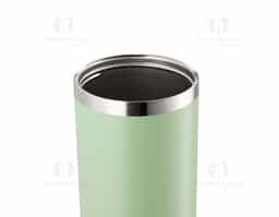 Copo térmico em inox com capacidade de até 800 mL. Possui parede dupla para isolamento térmico, tampa plástica rosqueável com vedação a vácuo, alça fixa em inox com camada plástica e bico flexível. Acompanha canudo plástico para encaixe interno, ideal para uso prático no dia a dia.