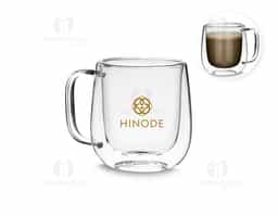 Caneca de vidro borossilicato com parede dupla, que mantém a temperatura da bebida por mais tempo e evita queimaduras nas mãos. Com capacidade de até 250ml, é perfeita para cafés, chás ou outras bebidas quentes e frias. Design elegante e resistente, ideal como brinde sofisticado para ações promocionais, eventos corporativos ou kits personalizados.