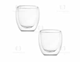 Conjunto com 2 copos fabricados em vidro borossilicato com parede dupla, que ajuda a manter a temperatura da bebida por mais tempo e evita o aquecimento externo. Cada copo possui capacidade de até 180ml, ideal para bebidas quentes ou frias.
