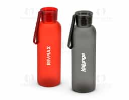 Squeeze esportiva com capacidade de até 600 ml, fabricada em PET 100% reciclado com acabamento fosco. Possui tampa em PS à prova de vazamentos e fita em silicone integrada, que facilita o transporte em atividades do dia a dia.